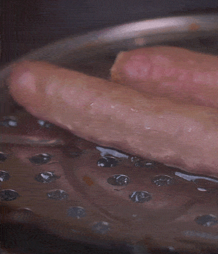 金字10°鮮低溫香腸蒸10分鐘后，切片。