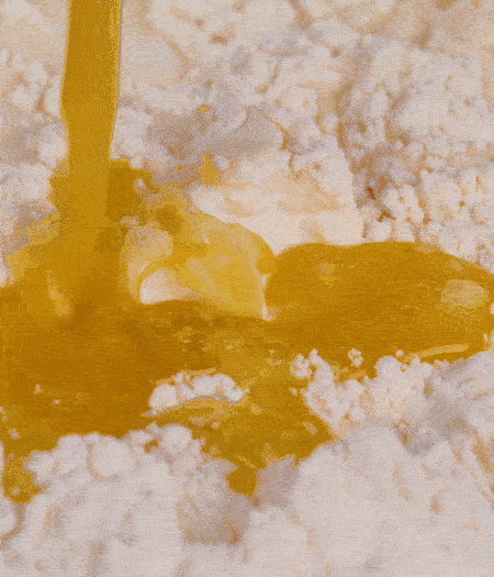 加融化的30g黃油（要不熱再倒）、黃椒、紅椒、白洋蔥、土豆、大蔥、香腸繼續(xù)攪拌均勻。