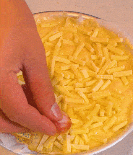 撒上馬蘇里拉芝士，用香腸片裝飾表面，180攝氏度烤箱烤20-25分鐘。