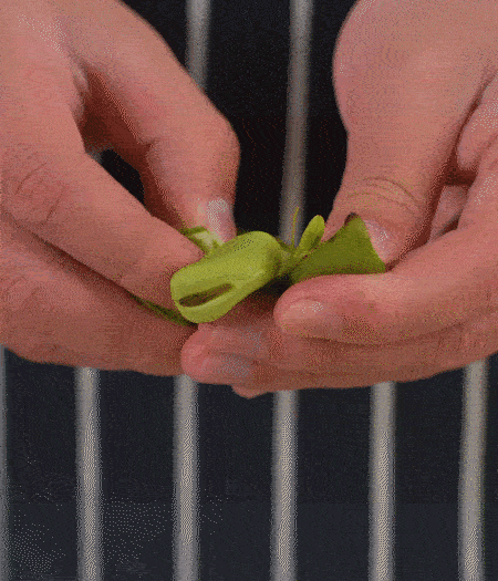 選用鮮嫩蠶豆，剝?nèi)ネ鈿ち粝露姑紫磧簦_成兩瓣。