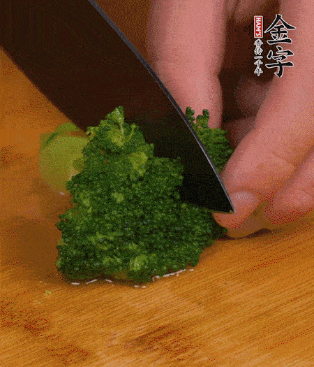 西蘭花用淡鹽水浸泡十幾分鐘后過開水焯燙熟后撈出。