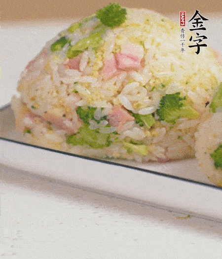 拌好的飯攥成飯團。