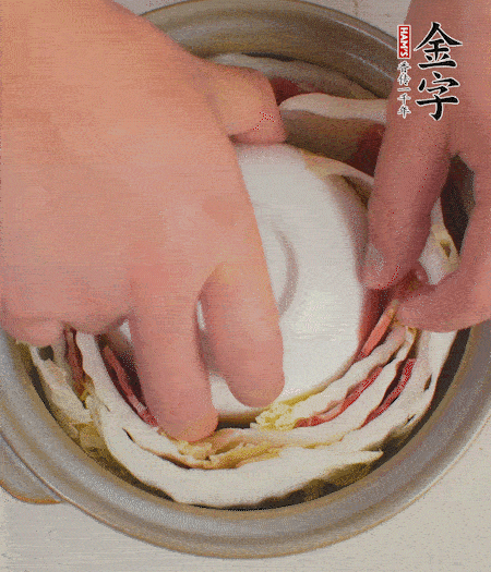 寬度剛好是鍋的高度。扣一個小碗更有助于幫助造型。