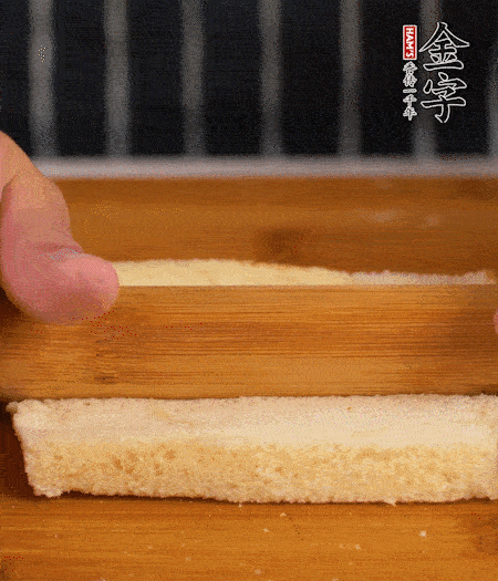 吐司切去四邊，搟??；烤腸竹簽穿過。