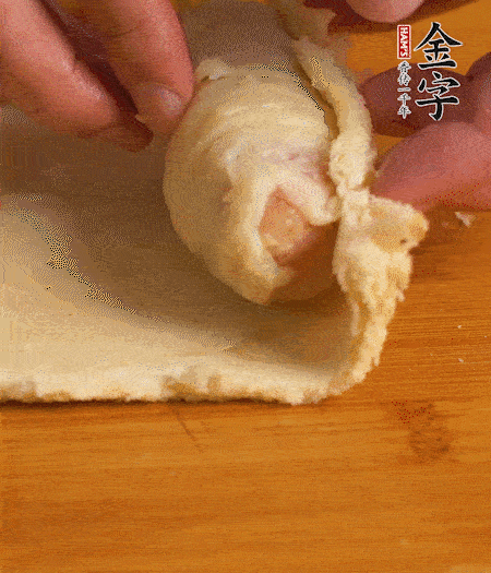 吐司卷起香腸，吐司尾端涂抹少許全蛋液，卷好的吐司表面蘸上蛋液，在裹上一層面包糠，送入預(yù)熱好的烤箱中。