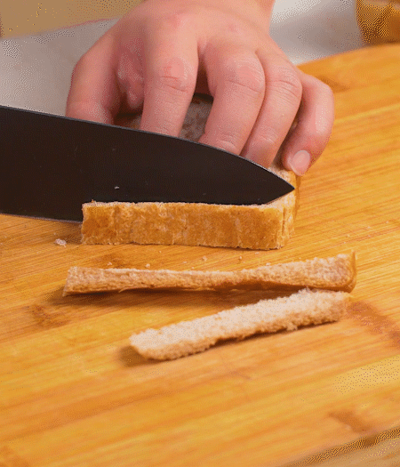 取1片黑麥吐司片，去掉邊邊，涂上一層蛋黃醬。