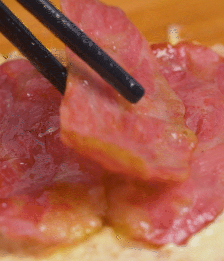 放上火腿、芝士片、生菜，再放一片土司。