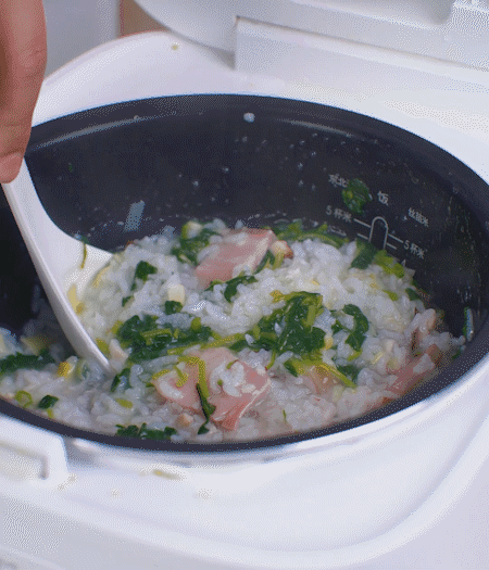 煮好時加白胡椒適當(dāng)調(diào)味。