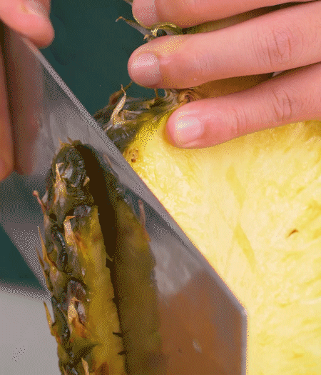 鳳梨去皮把果肉切塊，醬肉切小塊。