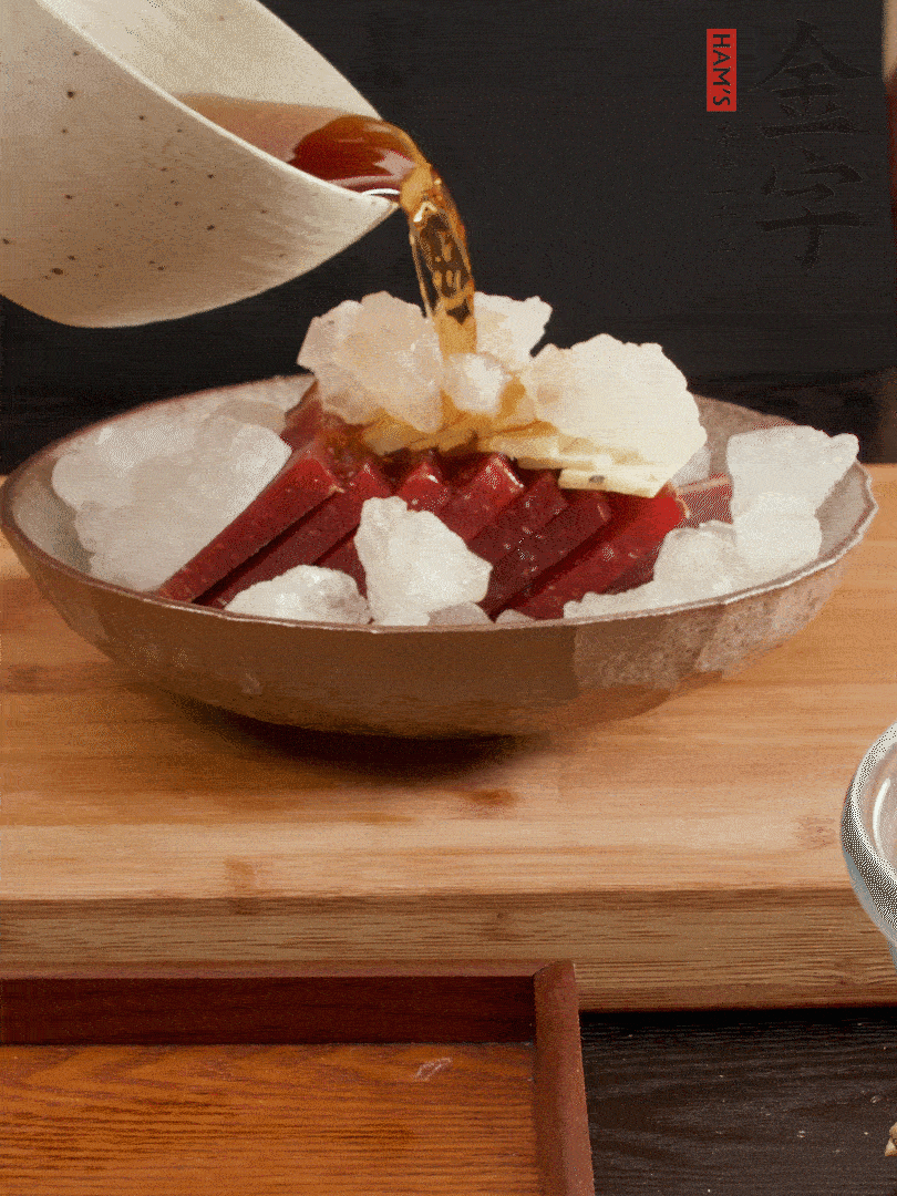 加姜片、冰糖、黃酒、水，蒸60分鐘，將火腿的咸逼出來。