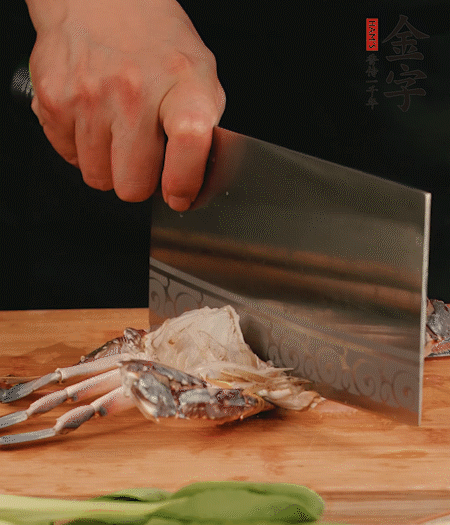 蟹殼拆開，去掉蟹肺、蟹心、蟹腮，切成4小塊。