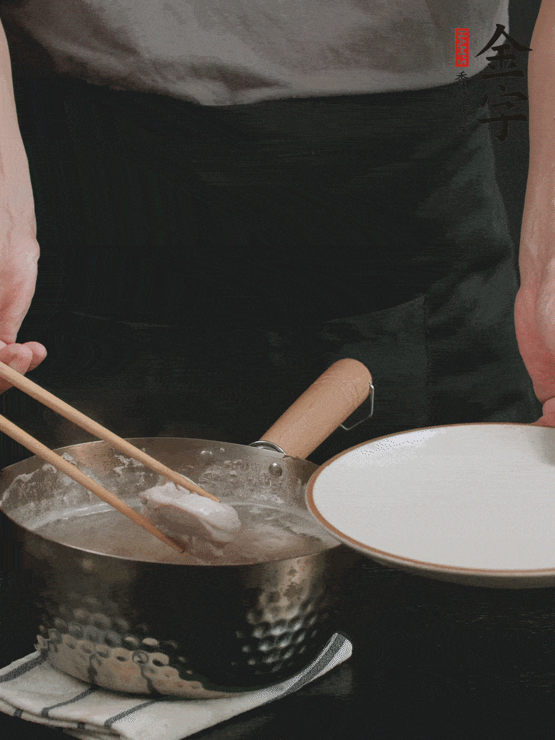 雞塊冷水下鍋，加姜片、料酒焯水，撈出洗凈備用。