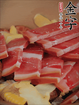 除鮑魚外的所有材料放進(jìn)鍋里，加清水、姜、黃酒，大火燒開，轉(zhuǎn)小火煲90分鐘。