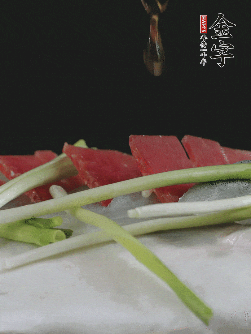 蔥白置于魚身，放適量豌豆，淋上花雕酒。