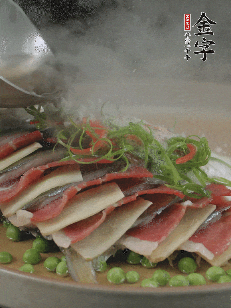 表面放上蔥絲、紅椒絲，淋上熱油。