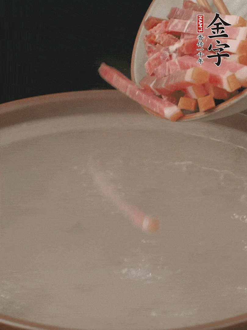 金字火腿切絲，熱水下鍋，放火腿燉煮15分鐘。
