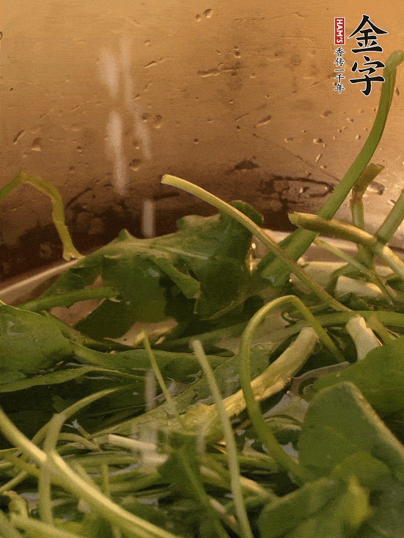 薺菜去掉根部，加小蘇打、鹽熱水沸騰燙軟。