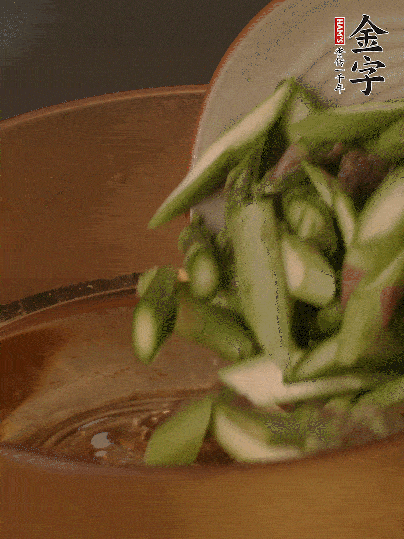 蘆筍、白玉菇焯水30秒備用。