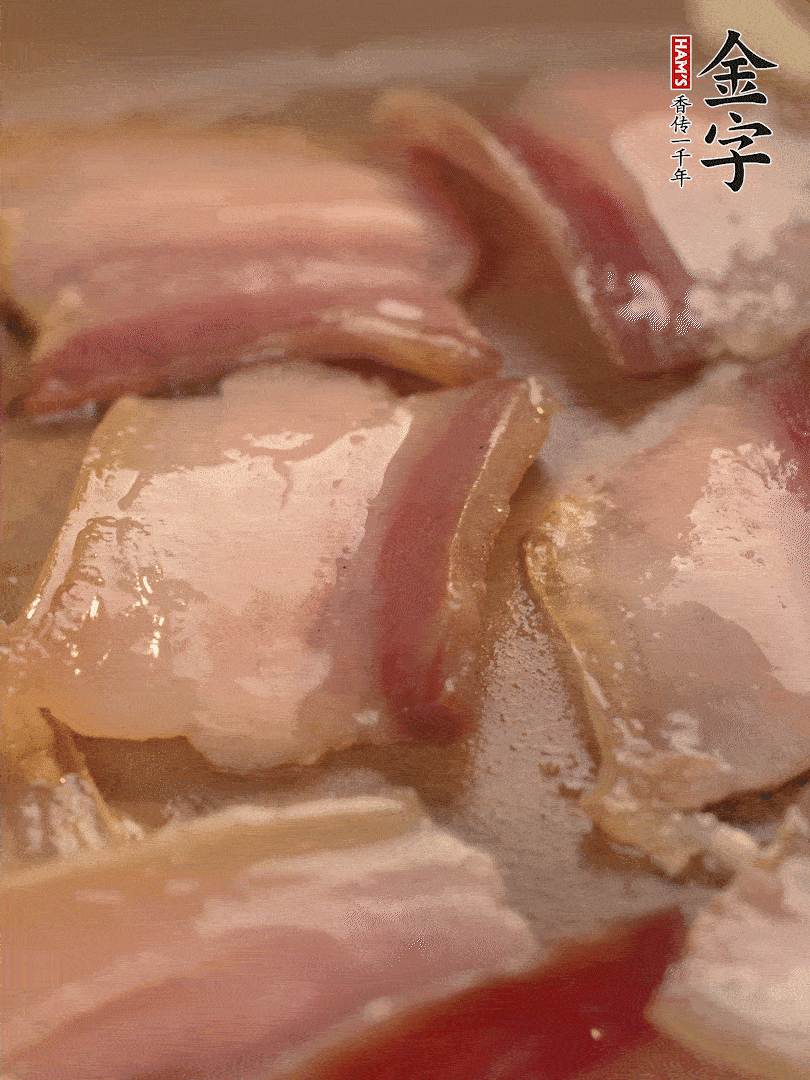 鍋中熱油煸香大蒜、咸肉。