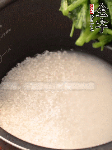 茼蒿、香腸放入浸泡好的大米，水沒過大米半指煮熟。