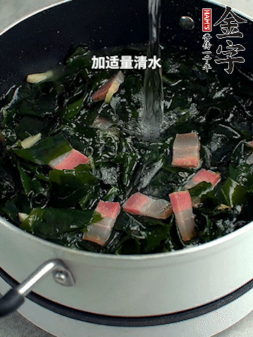 放入泡發(fā)好的裙帶菜翻炒一下，加適量清水燉煮。