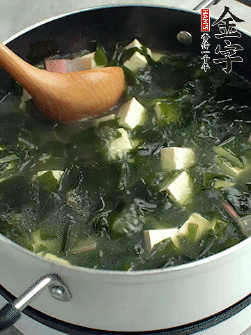 煮到沸騰后，再放入豆腐蓋蓋子煮3分鐘。