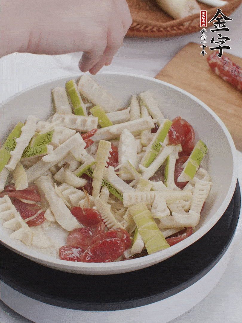 出鍋前撒蔥花。