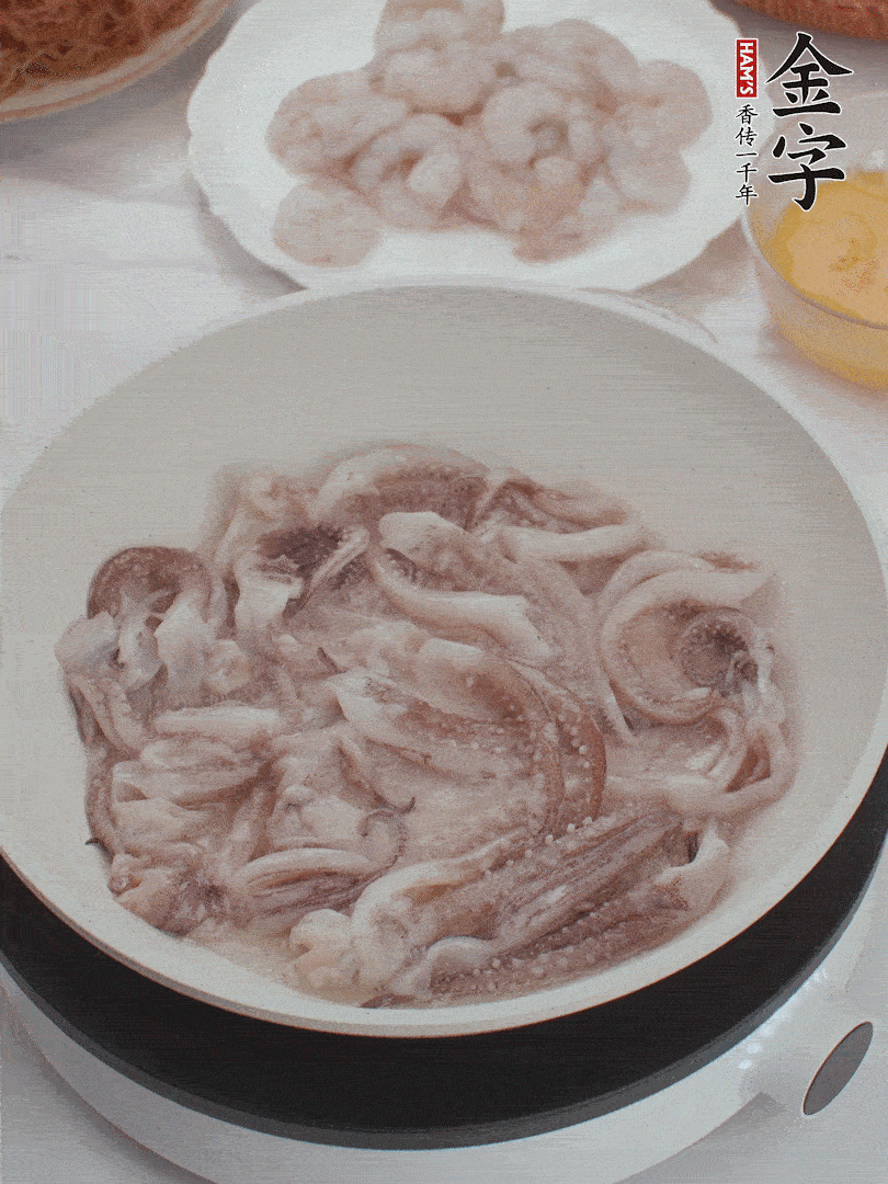 蝦仁、魷魚滑油，蛋液炒制半熟。