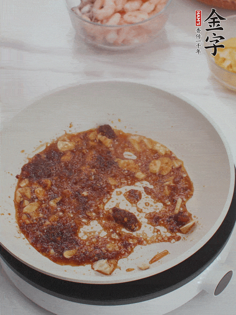 冷鍋熱油，1大勺金字火腿XO醬、蒜末炒香，倒粉絲一起炒。