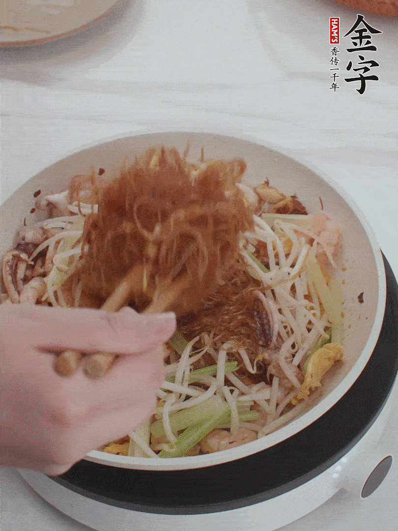 放焯好水的香芹、豆芽翻炒挑松。