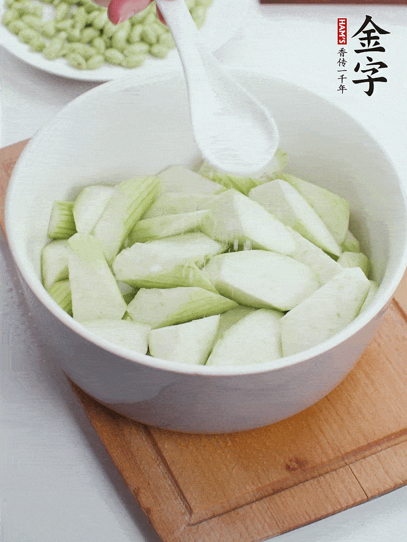 水中加1勺鹽浸泡，防止變黑。