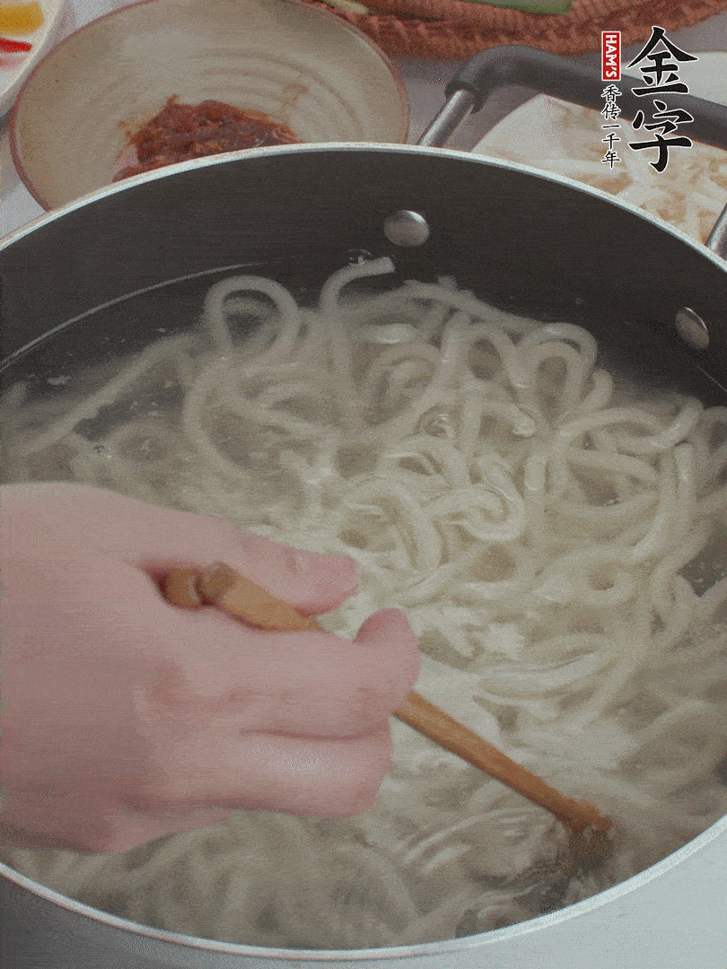 鍋中水煮沸，下烏冬面焯5秒鐘，撈出瀝干。