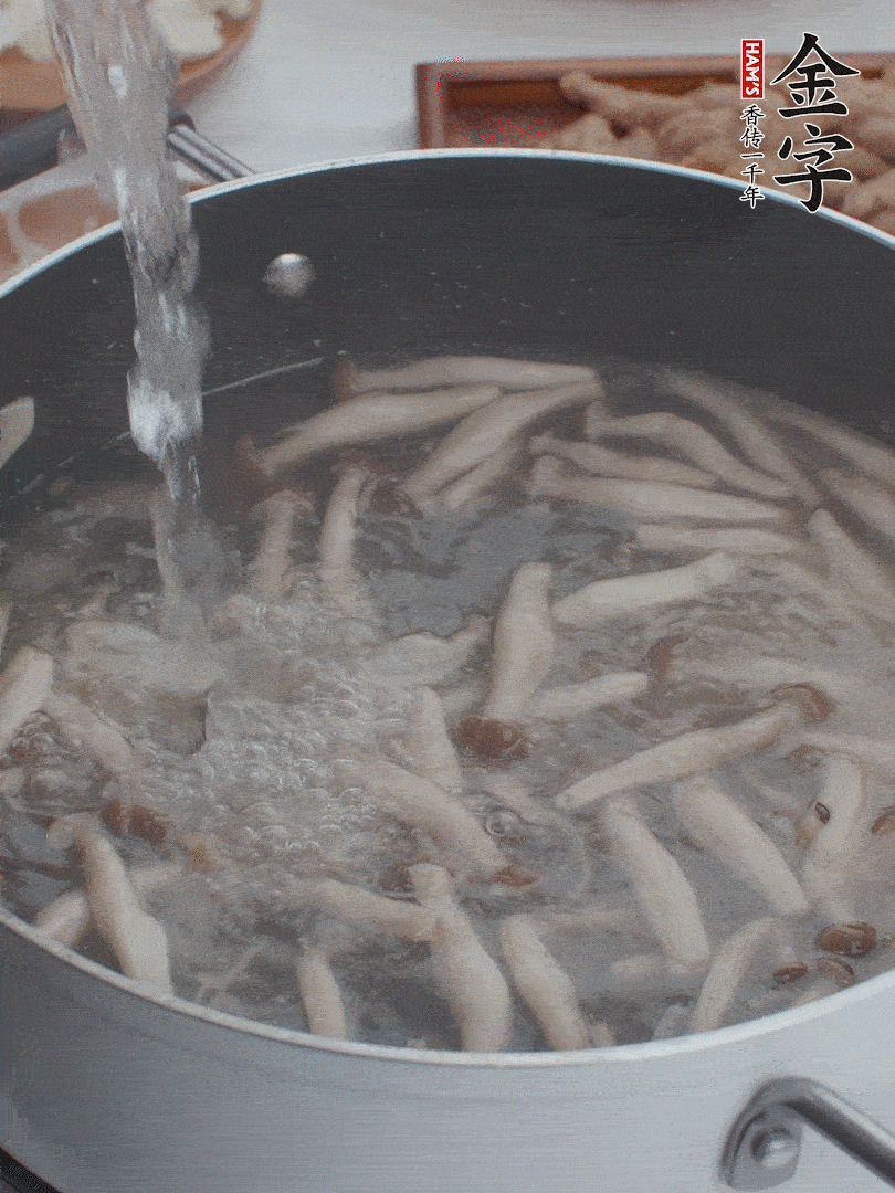 油熱爆香大蔥、蒜末，下蟹味菇炒軟，放清水。