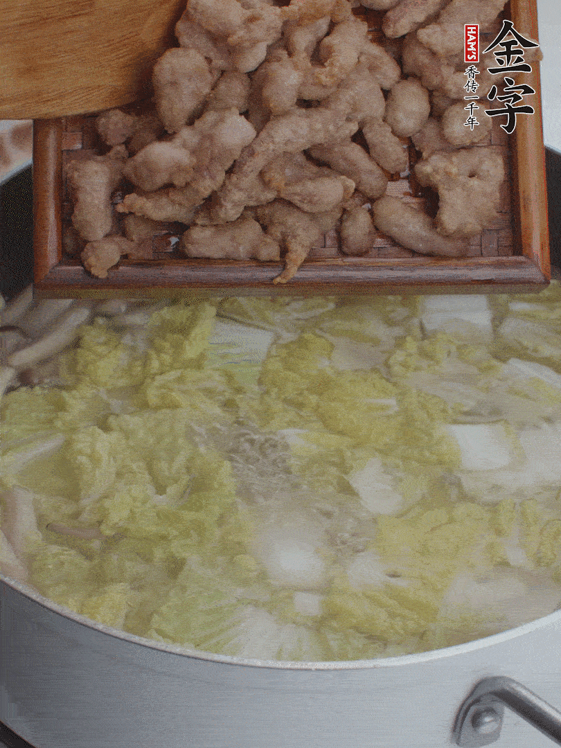 水開后煮10分鐘，下娃娃菜、小酥肉煮3分鐘。