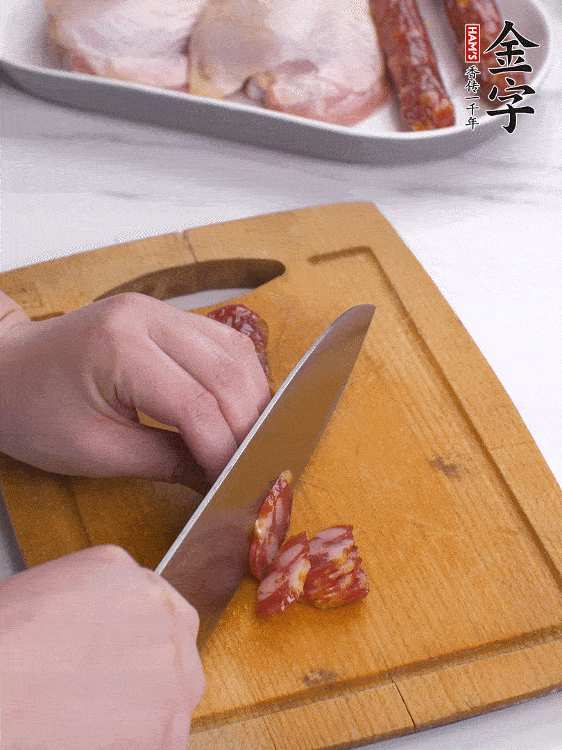 雞大腿去皮去骨切成塊，金字香腸切片，干香菇泡發(fā)切片，小蔥切蔥花。