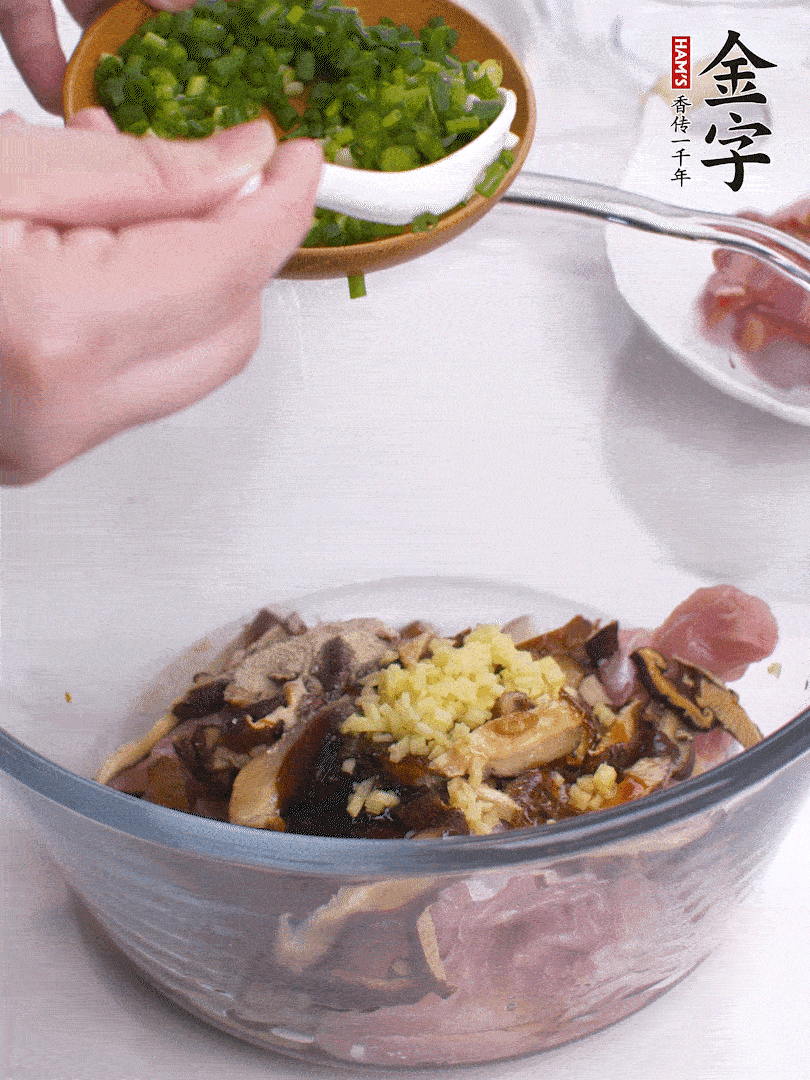 雞肉、香菇混合，加清水1/3杯、料酒1勺、蠔油1勺、鹽1勺、糖1/4勺、白胡椒1/4勺、食用油1勺、香油1/4勺、姜末、蔥花，攪拌均勻腌制2小時。