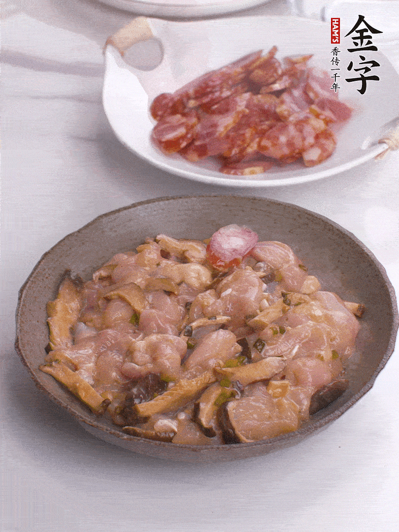 腌制后，雞肉中加淀粉1勺，頂部碼上香腸片。