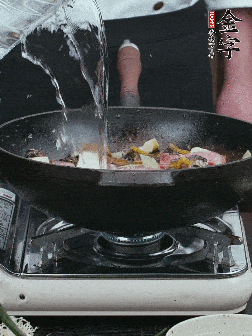 加適量黃酒，倒清水沒(méi)過(guò)。