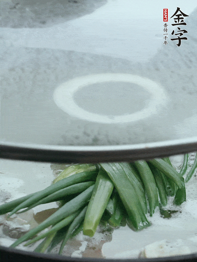 加蔥結(jié)去腥，大火開(kāi)后中火燒20分鐘。