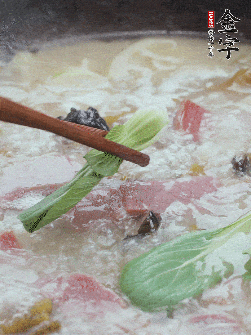 撈出蔥結(jié)，小菜心點(diǎn)綴。