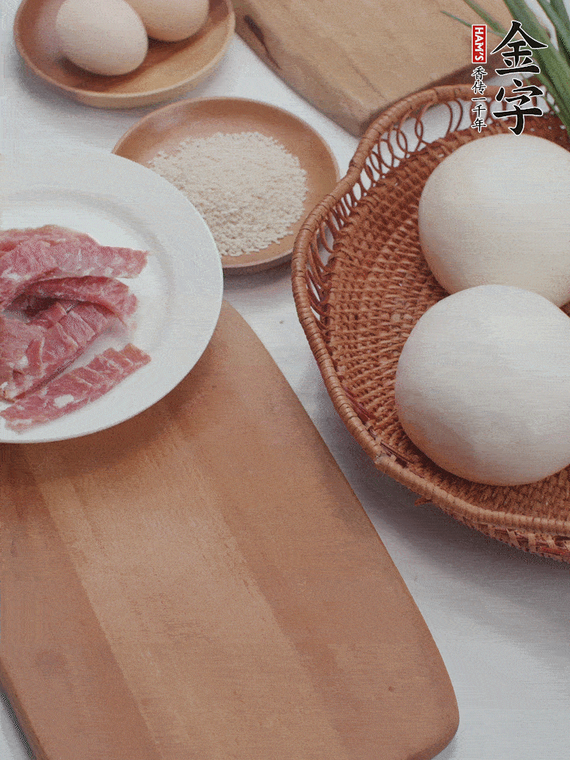 金字培根火腿切小片；饅頭、洋蔥切??；香蔥切丁。