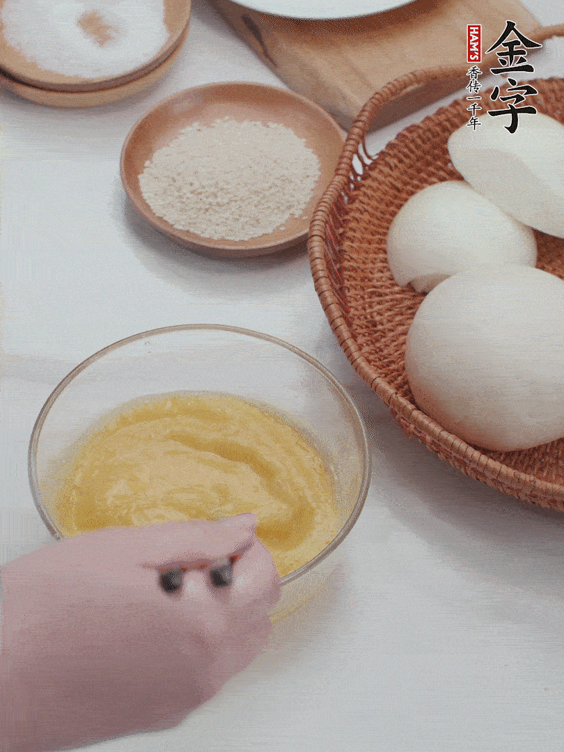 2個雞蛋加入1小勺鹽、1/2小勺胡椒粉打散。