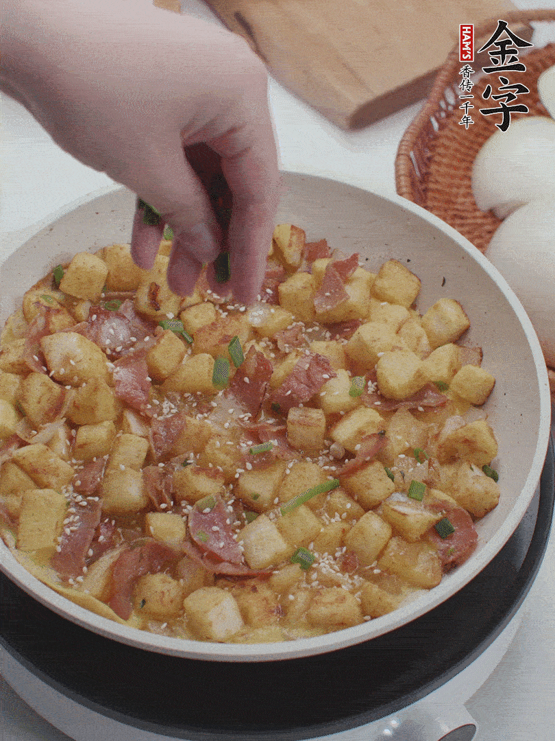 淋入剩余蛋液，蛋液凝固，撒上蔥綠和熟芝麻。