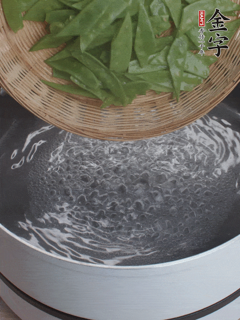 甜豆莢撕掉老筋，斜切兩半，焯水1分鐘。