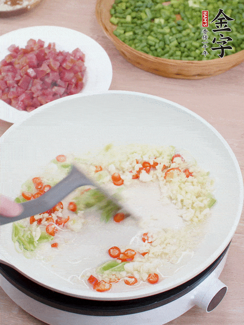 鍋中熱油，蔥姜蒜、小米辣煸香。