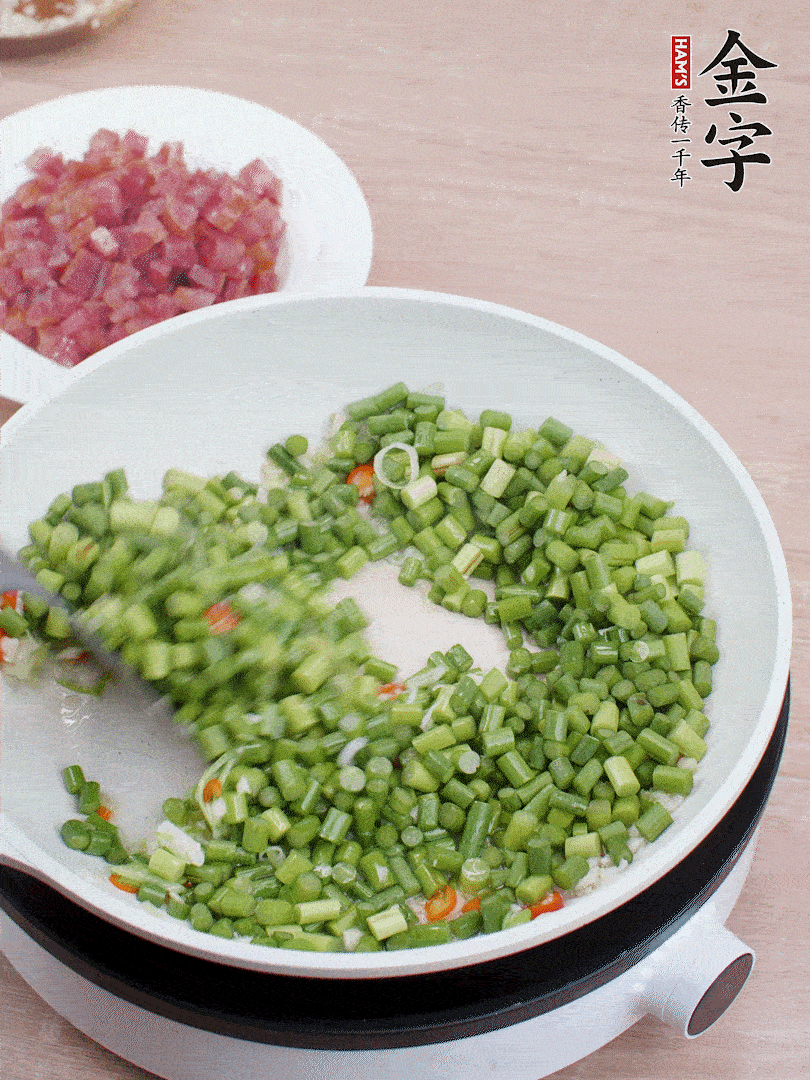 下蒜苔丁、一點(diǎn)鹽翻炒。