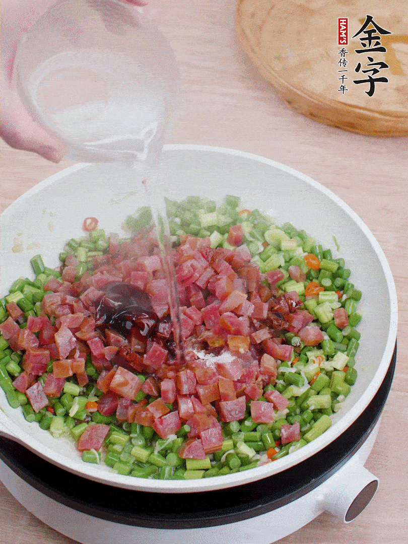 放香腸丁、1勺老抽、1勺蠔油、1/3勺白糖、少許清水炒至斷生。