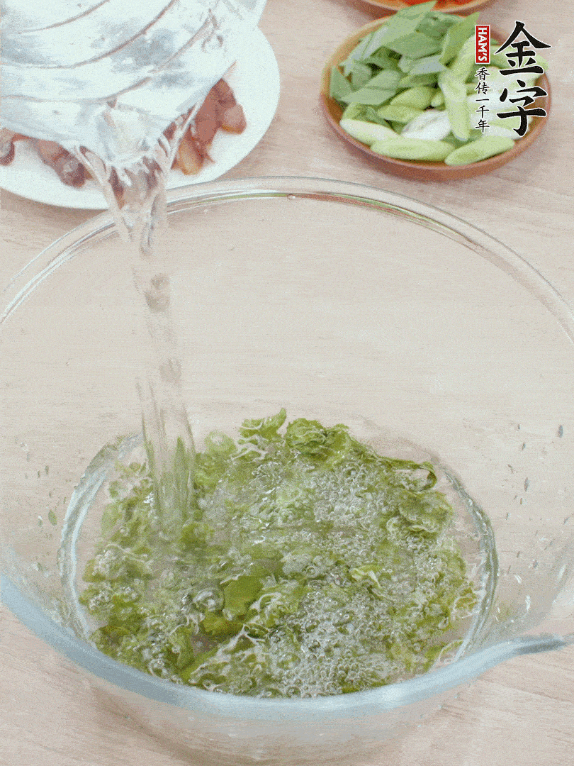 萵筍干溫水泡2小時(shí)，青紅辣椒切圈，姜切片，青蒜斜切段。