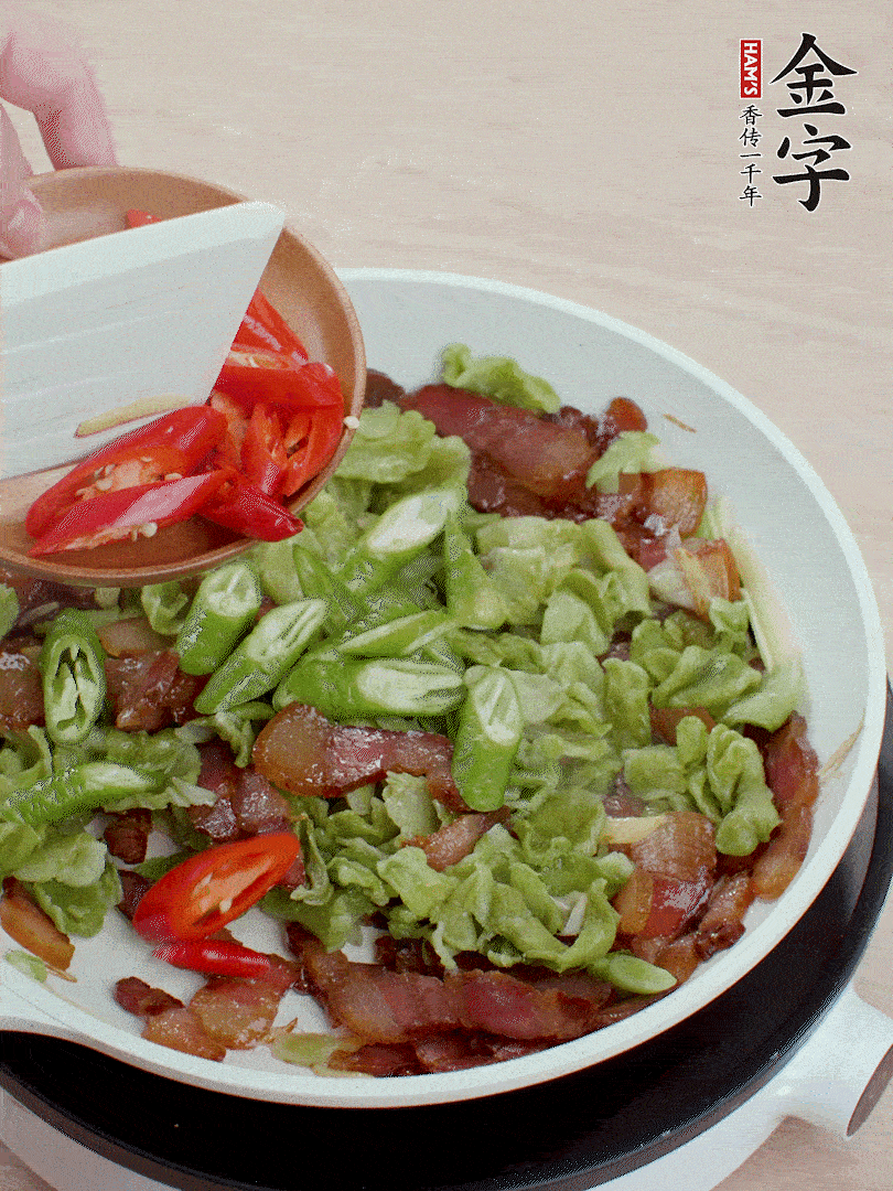 放萵筍干、青紅椒圈爆炒1分鐘。