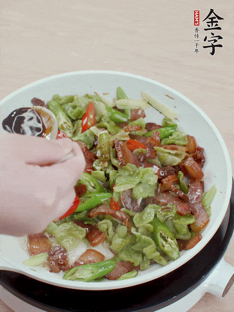 2勺生抽調(diào)味，最后撒蒜葉。